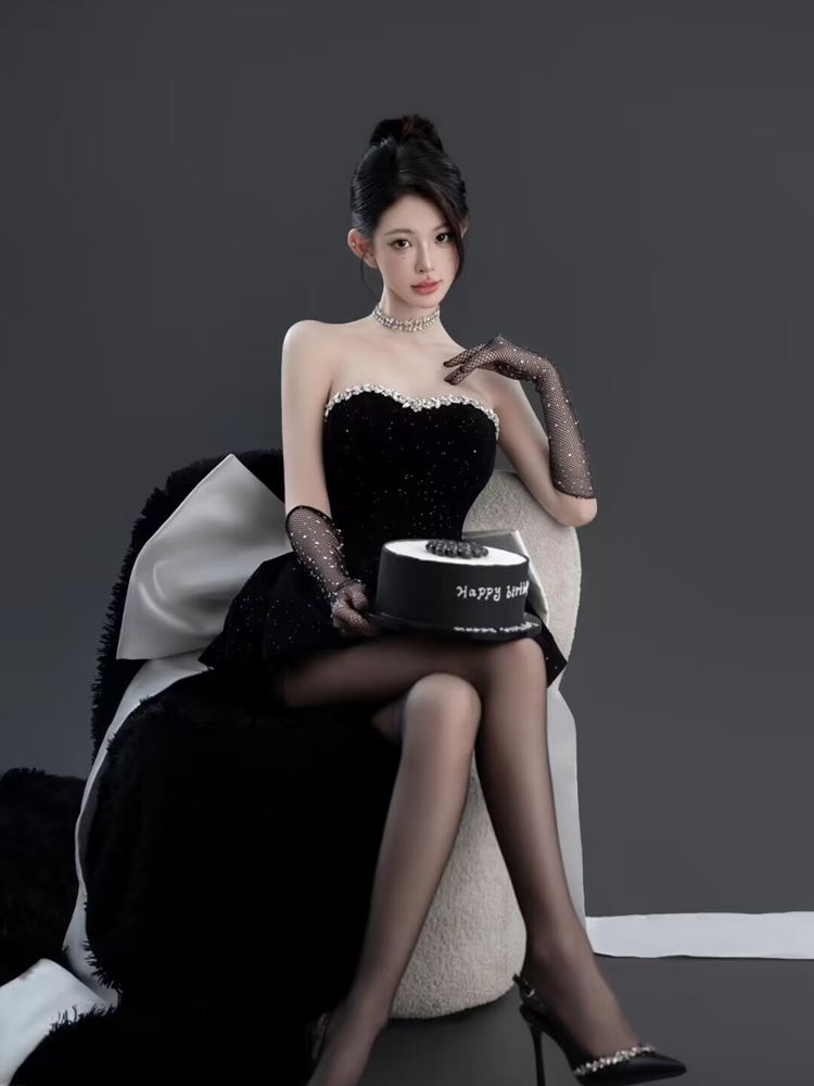 Ethnic Fashion Studio - Elegante Costume Nero per Servizi Fotografici